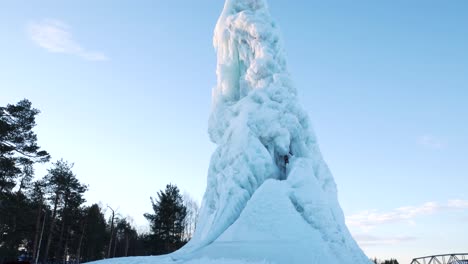 alto iceberg disparado en trípode desde abajo una fría mañana en el norte de suecia