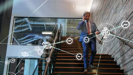 red de iconos digitales contra un hombre de negocios caucásico bajando las escaleras de la oficina