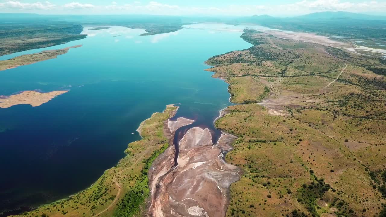 vista panorámica aérea del lago magadi soda en el valle del rift, kenia, áfrica oriental