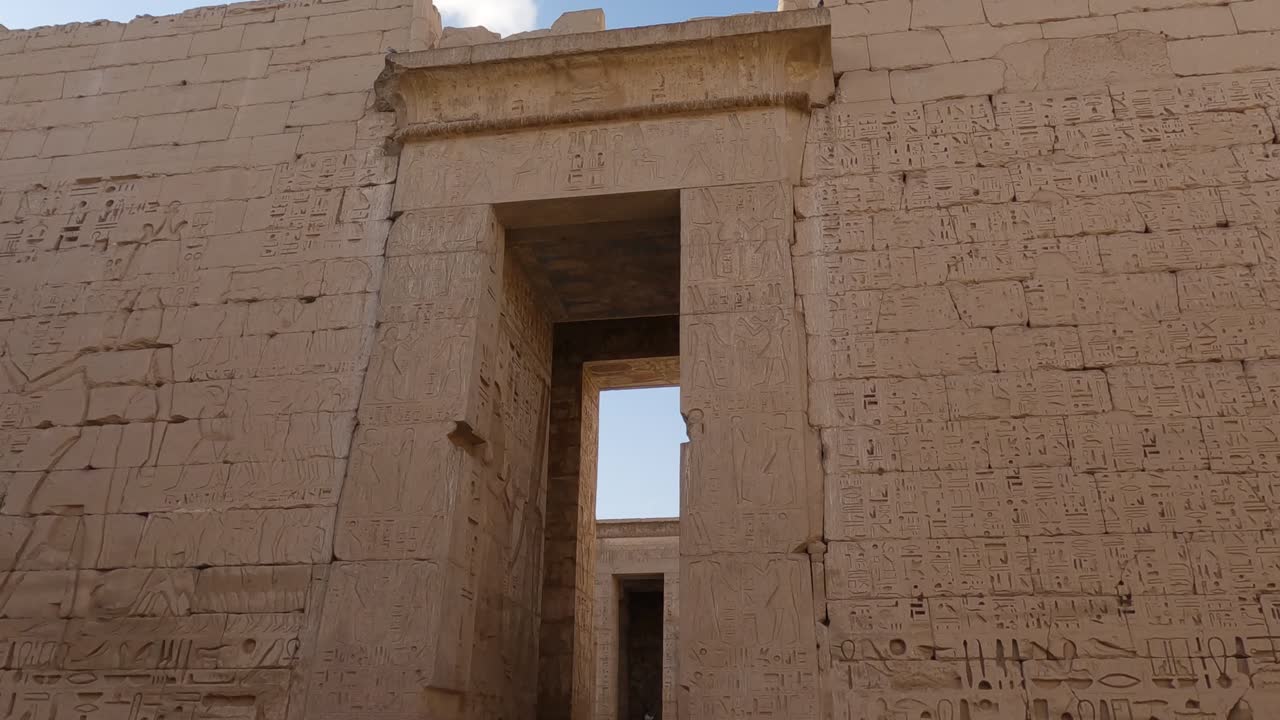 vista de la entrada al templo mortuorio de ramsés iii en medinet habu, luxor, egipto