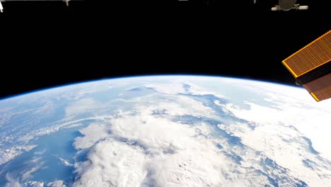 la estación espacial internacional sobrevuela la tierra mientras el día se convierte en noche 1
