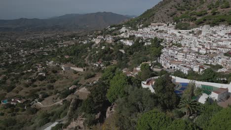 Pueblo-De-Mijas-Con-Edificios-Blancos-Ubicados-En-La-Ladera,-Día-Soleado,-Vista-Aérea