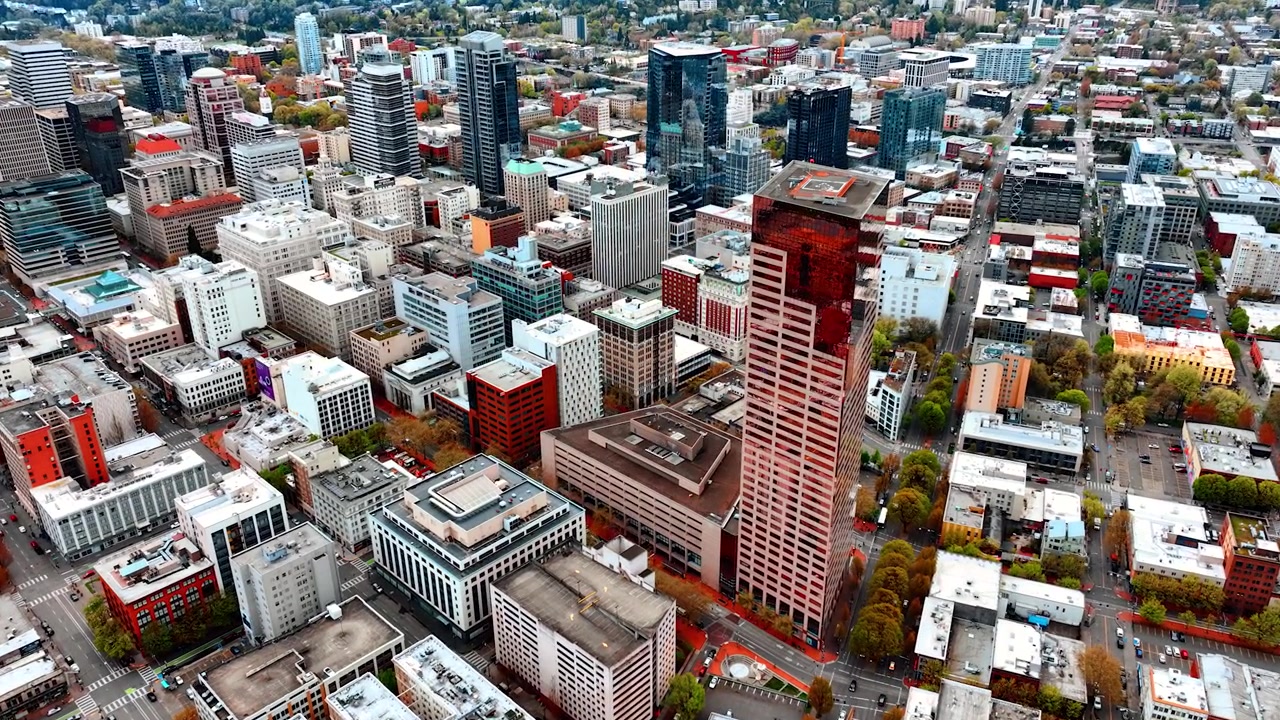 Arquitetura variada no panorama da Portland contemporânea, Oregon, EUA. Drone descendo sobre a área urbana durante o dia.