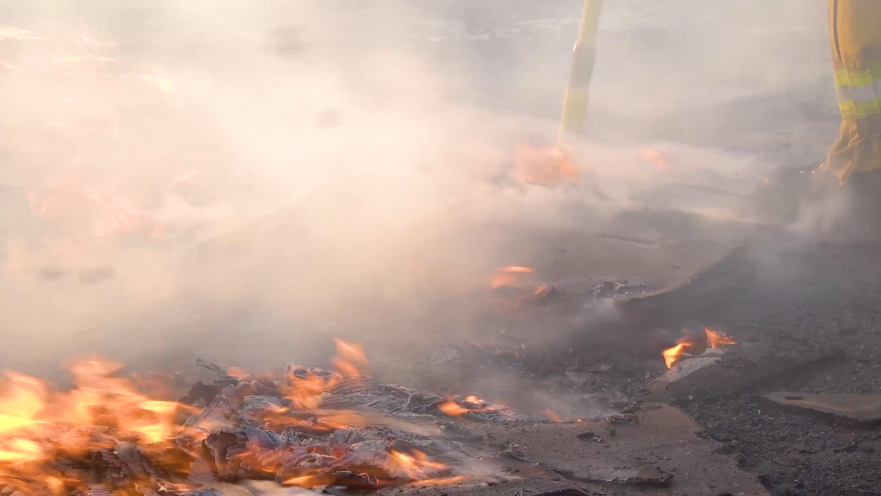남부 캘리포니아 2 시미 계곡 근처 언덕에서 쉽게 화재가 발생하는 산불 재해 동안 소방관들이 불타는 구조물과 싸우는 동안 팔레트와 상자가 땅에서 불타고 있습니다.