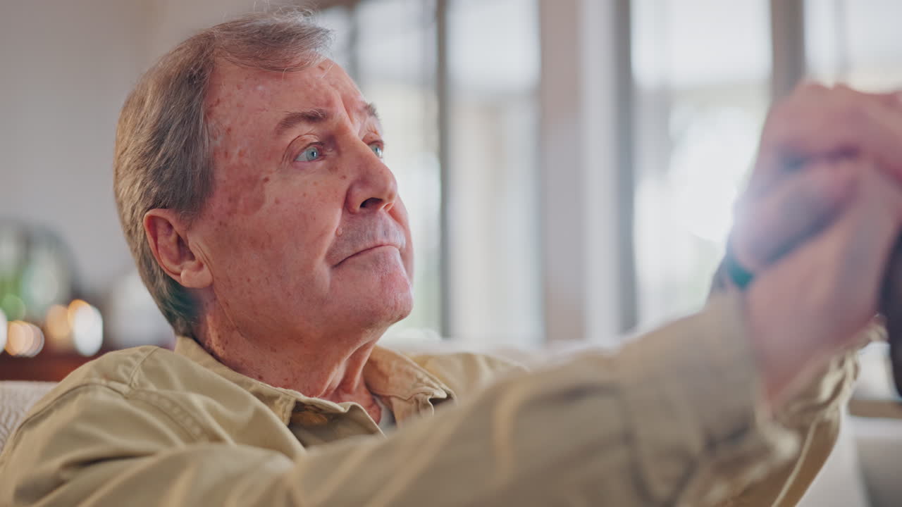 생각, 향수와 지이를 가진 노인