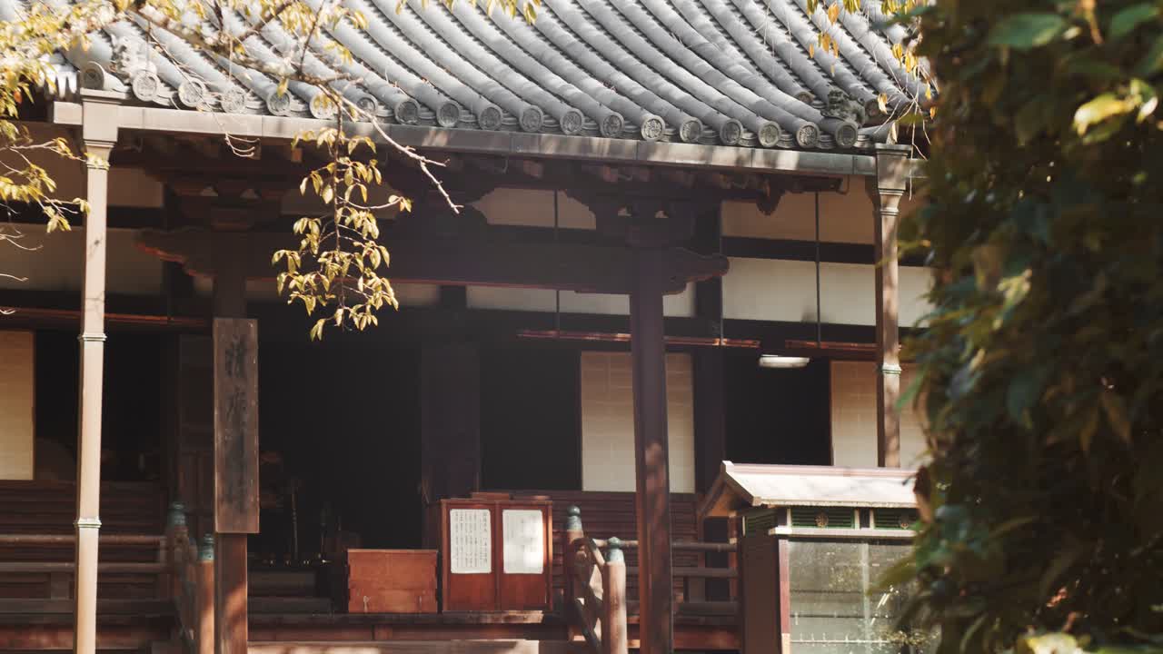일본 교토에 있는 전통 가옥의 슬라이드 샷, 일본 4k 슬로우 모션