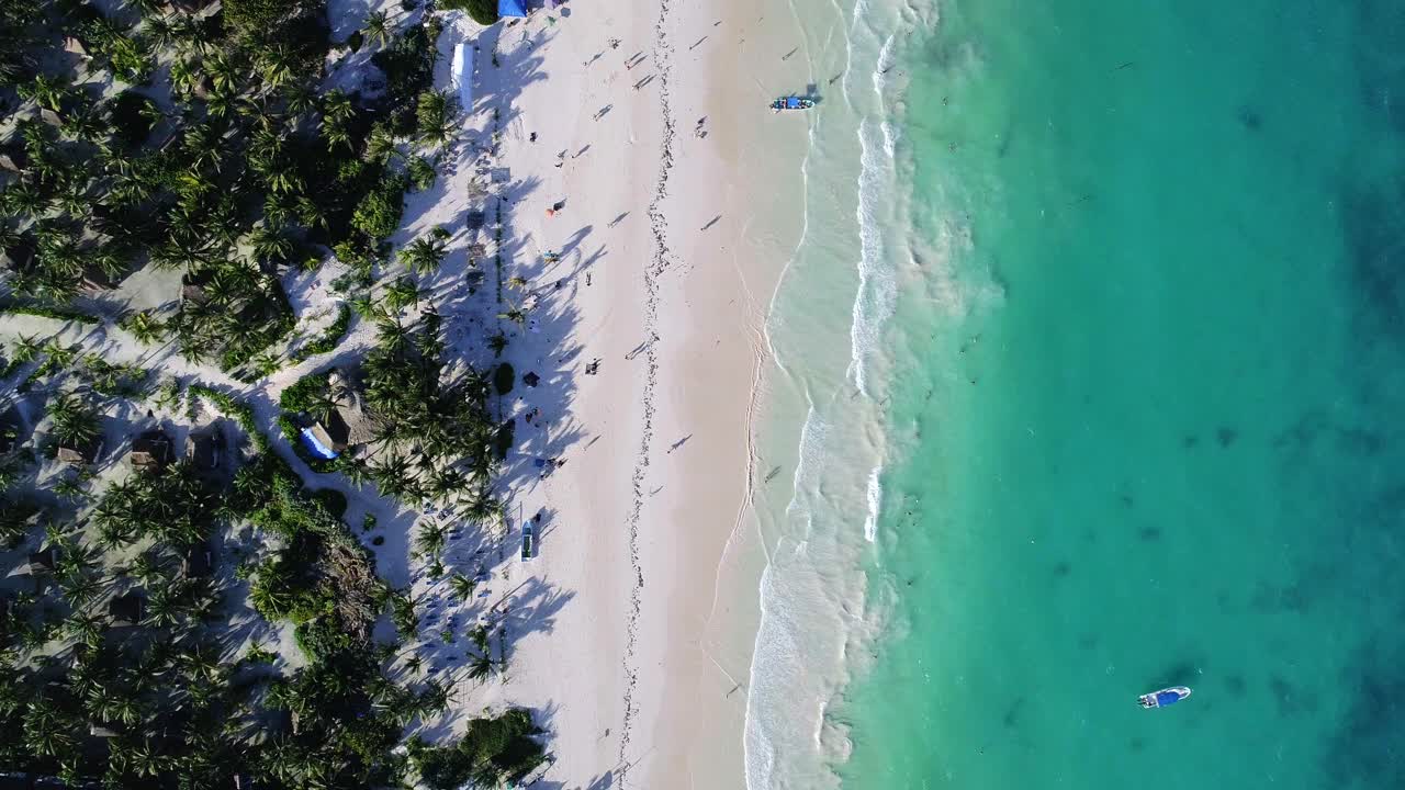 hermosa playa caribeña, relajante puesta de sol caribeña, mar turquesa, arena blanca, gente caminando en la playa