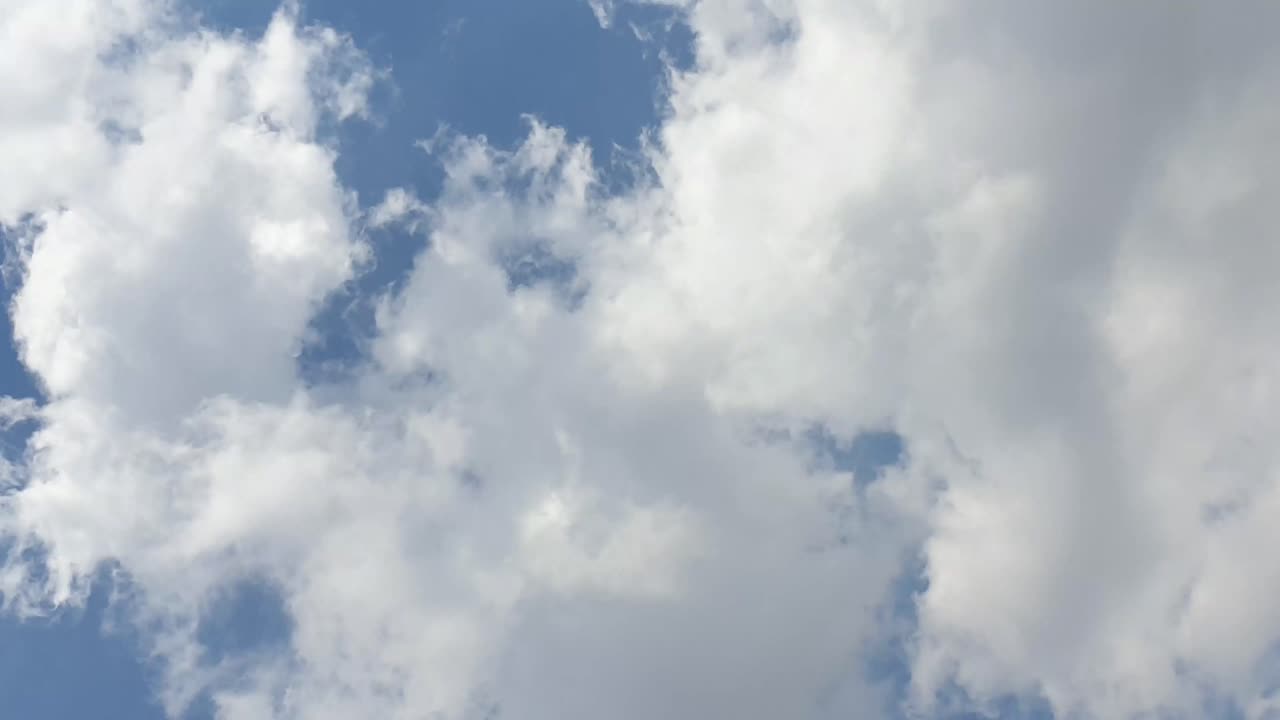 창의적인 배경 프레젠테이션을 위한 푸른 여름 하늘 빠르게 움직이는 구름 시간 경과