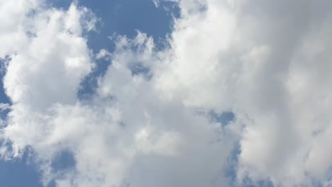 cielo de verano azul nubes en movimiento rápido lapso de tiempo para presentaciones de fondo creativas