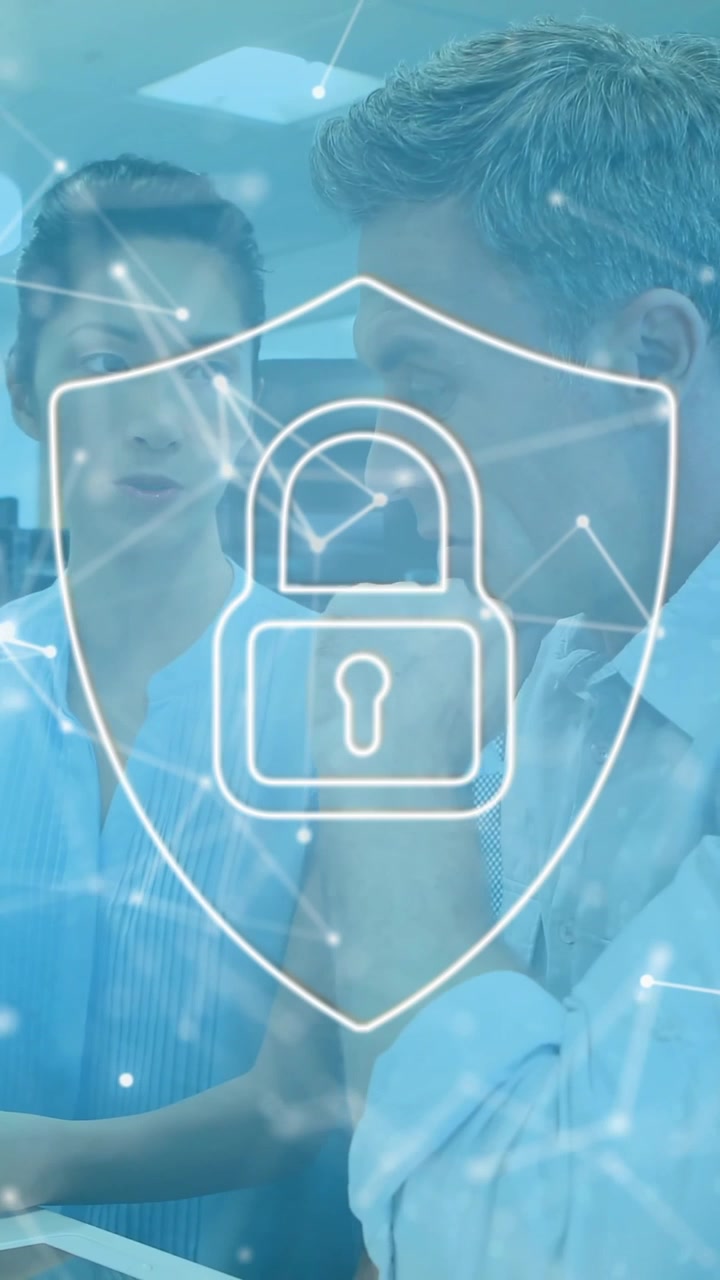 Animación de un icono de candado digital sobre diversos profesionales en la oficina.