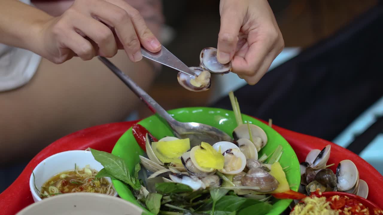 질을 벗기는 과정을 보여주는 순차적인 프레임