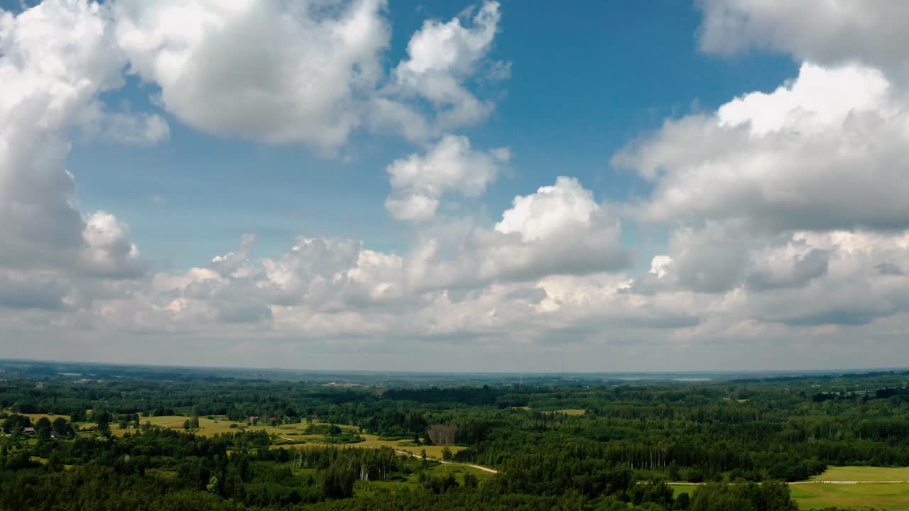 vista aérea de un paisaje verde en el campo
