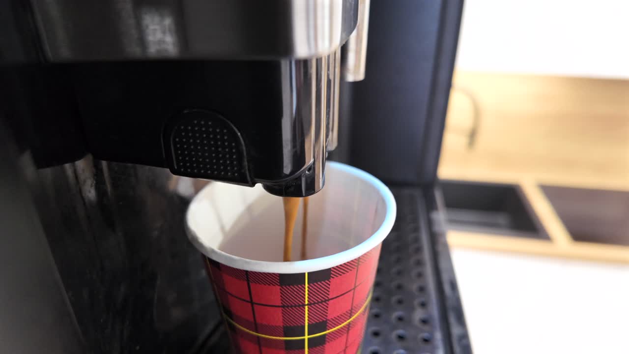 café hecho en una máquina de espresso. cámara lenta