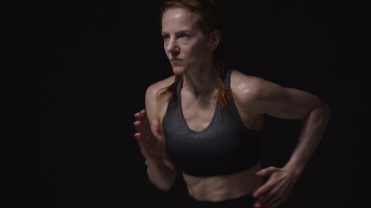 fotografía de estudio de una mujer madura con ropa de gimnasia haciendo ejercicio cardio 2