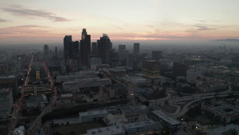 Antena:-Vista-Impresionante-De-Los-Rascacielos-En-El-Centro-De-Los-Ángeles,-California-En-La-Hermosa-Puesta-De-Sol