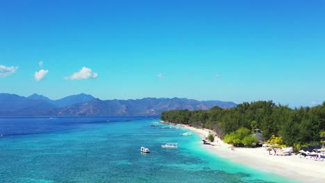 Paradiesische-Küste-Einer-Tropischen-Insel-Mit-Weißem-Sandstrand,-Umspült-Von-Ruhigem,-Klarem-Wasser-Der-Türkisfarbenen-Lagune-Auf-Einem-Strahlend-Blauen-Himmelshintergrund-In-Thailand