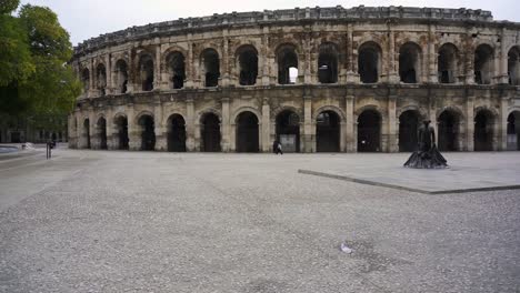 La-Histórica-Arena-Romana-De-Nîmes,-Toma-Panorámica-Lenta-Que-Revela-La-Asombrosa-Arquitectura