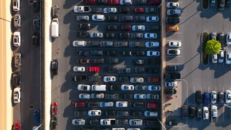 vista aérea de arriba hacia abajo del estacionamiento completo