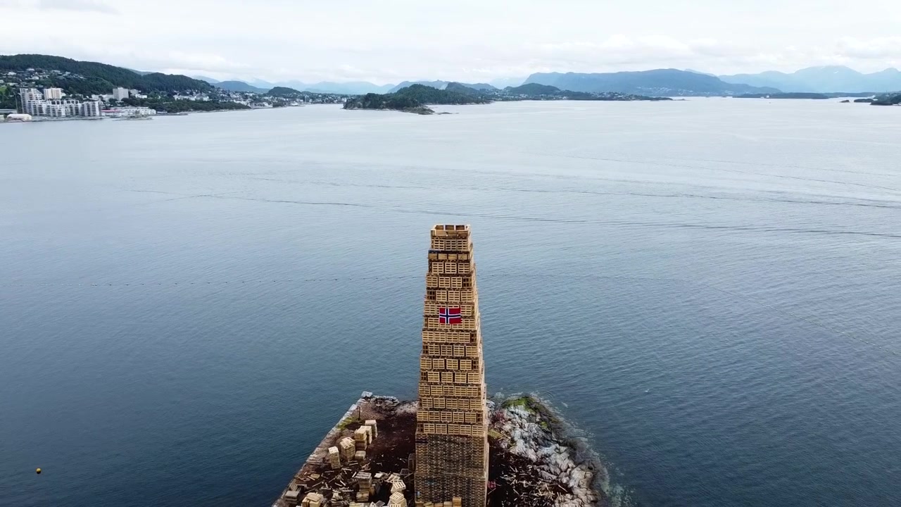 Preparativi per il Festival di Mezza Estate ad Alesund, Norvegia, vista aerea