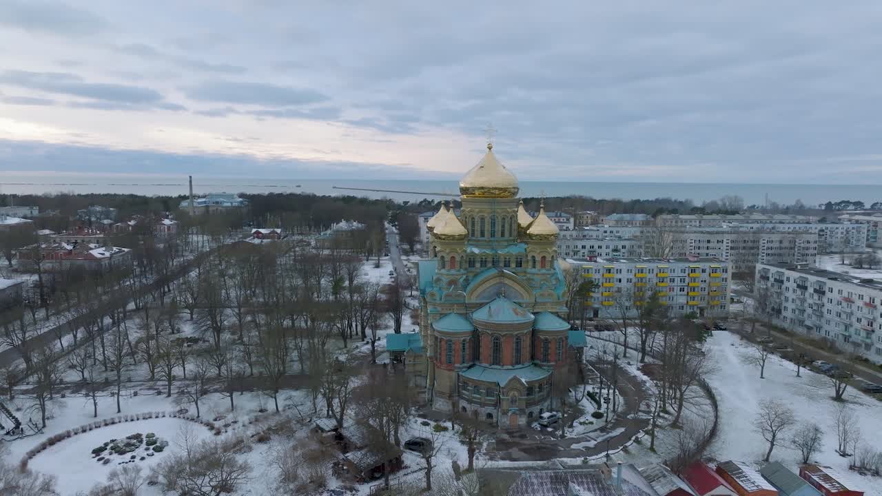 Úvodní letecký záběr na pravoslavnou stavbu, široký záběr dronu pohybujícího se vpřed.
