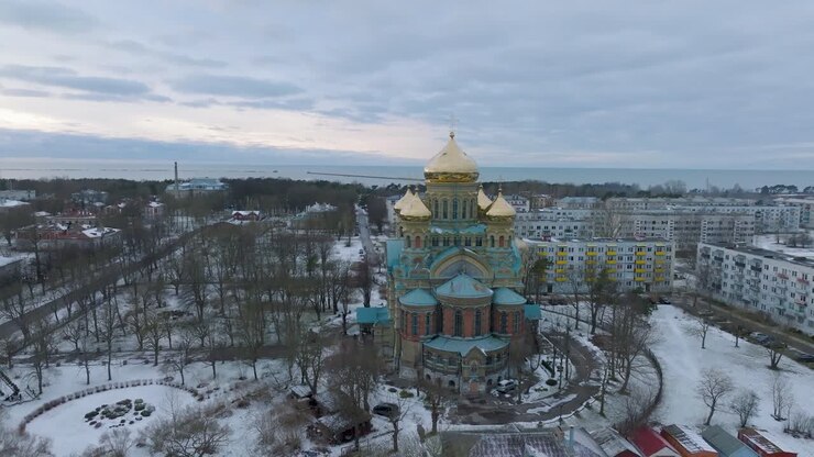Vue aérienne d'établissement d'un site orthodoxe, large plan au drone avançant