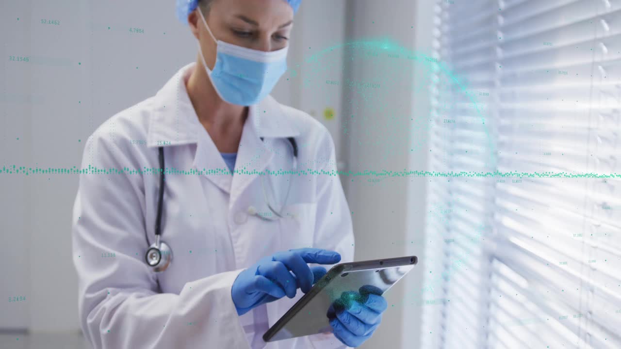 Médico sosteniendo una tableta y tocando la pantalla, deslizando datos de pacientes junto a persianas en un consultorio médico.