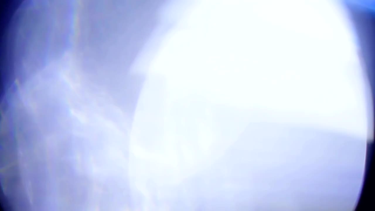 Punti luce sfocati in movimento blu su sfondo nero 4k
