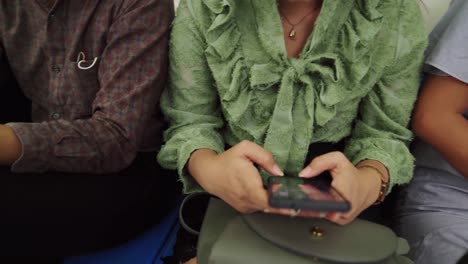 jongeren die mobiele telefoons gebruiken in de openbare metro