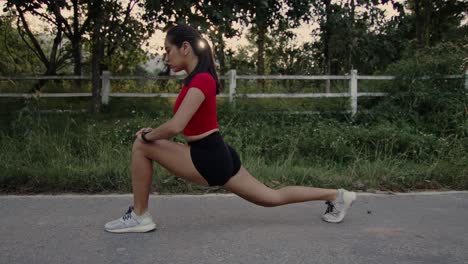 mujer estirándose al aire libre
