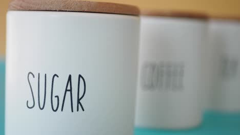 recipientes de cerámica blanca para azúcar, café y té