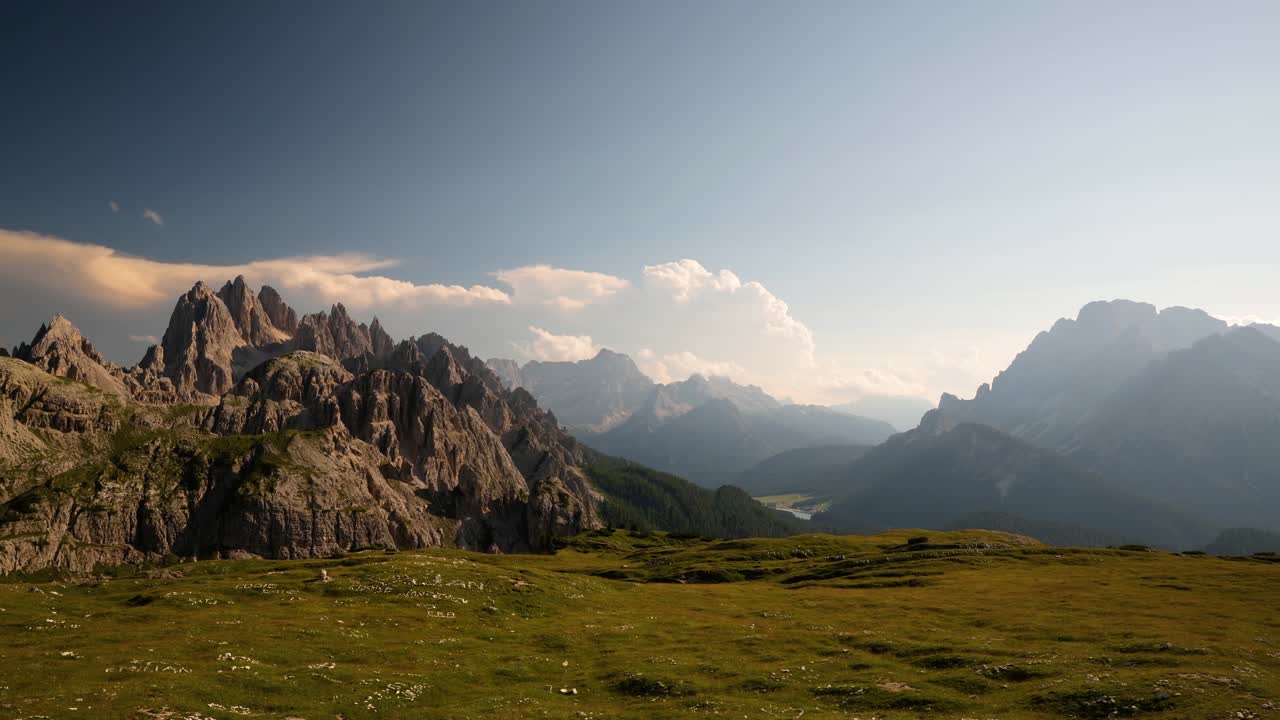 Timelapse Parco Naturale Tre Cime nelle Dolomiti. Splendida natura d'Italia