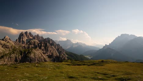 el parque natural nacional de timelapse se encuentra en los alpes dolomitas, la hermosa naturaleza de italia.