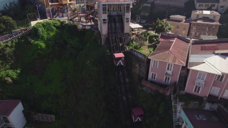 Vista-Aérea-Sobre-El-Ascensor-Reina-Victoria-Hillside-Funicular-Moviéndose-Hacia-Arriba-Y-Hacia-Abajo-Hillside