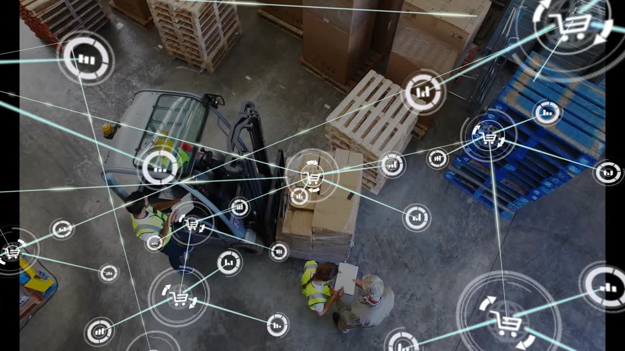 Operatore di carrello elevatore che solleva un pallet, lavoratore che controlla una clipboard, generando una sovrapposizione per la gestione della logistica