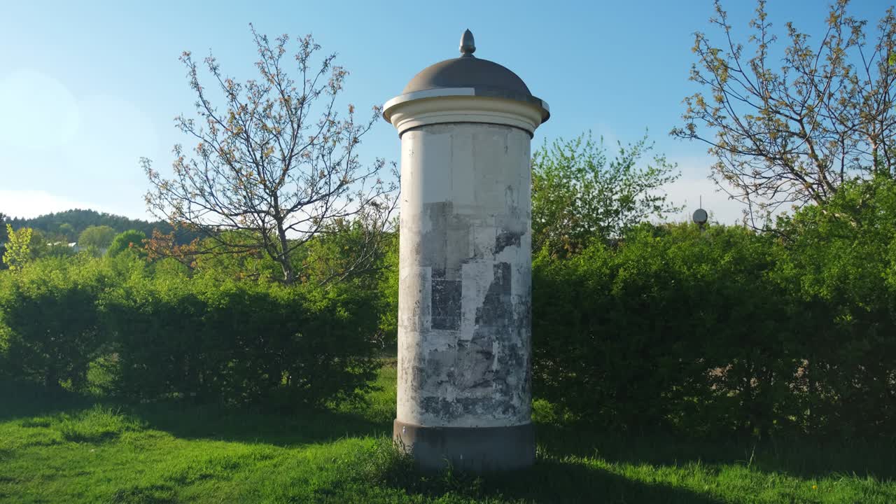 columna publicitaria vacía para carteles de prensa y cine