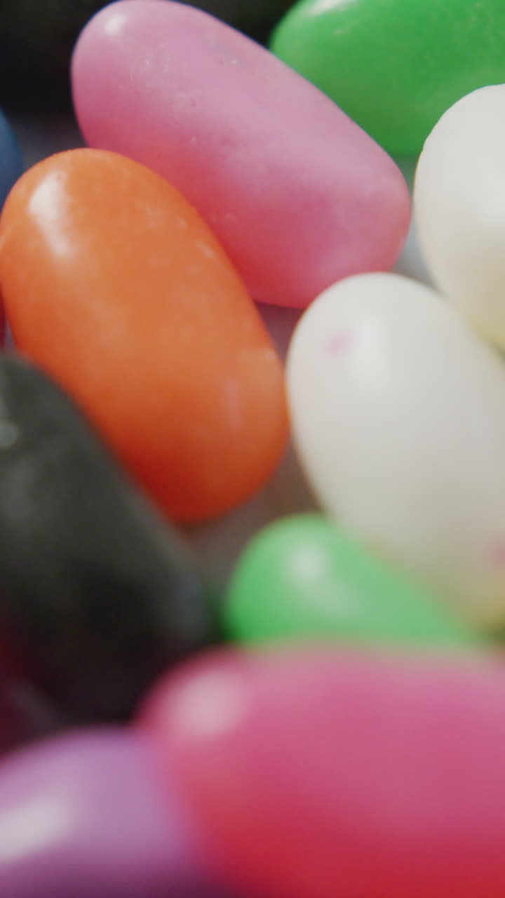 video de primer plano de varios dulces multicolores de fondo