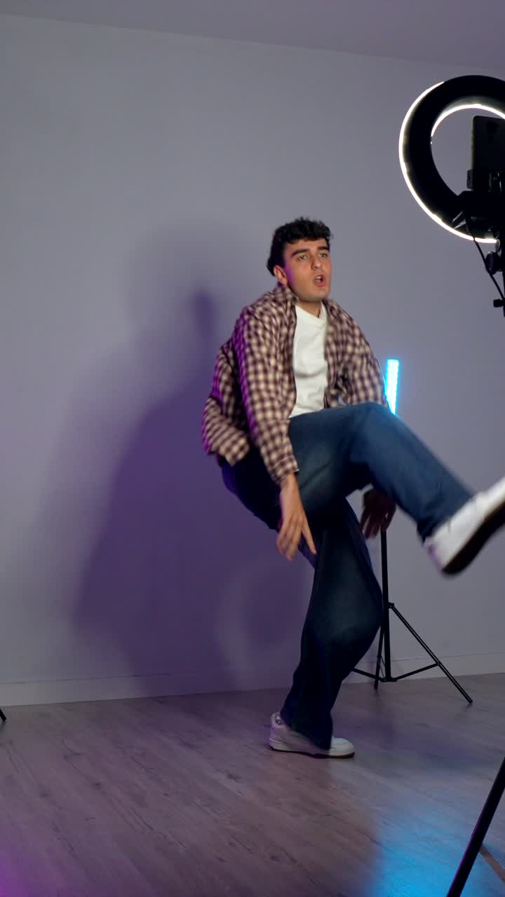Uomo che balla in studio con ring light