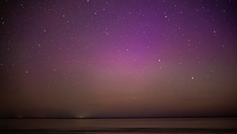 Tiro-De-Lapso-De-Tiempo-Del-Cielo-Púrpura-Con-Estrellas-En-Movimiento-Y-Luces-Intermitentes-Durante-La-Aurora-Boreal-En-La-Noche