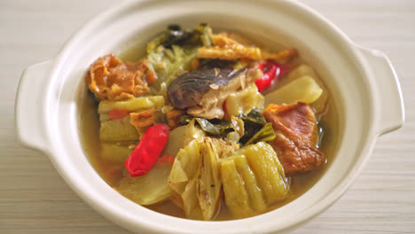 삶은 절인 양배추와 여주 수프 - 아시아 및 완전 채식 및 채식 음식 스타일