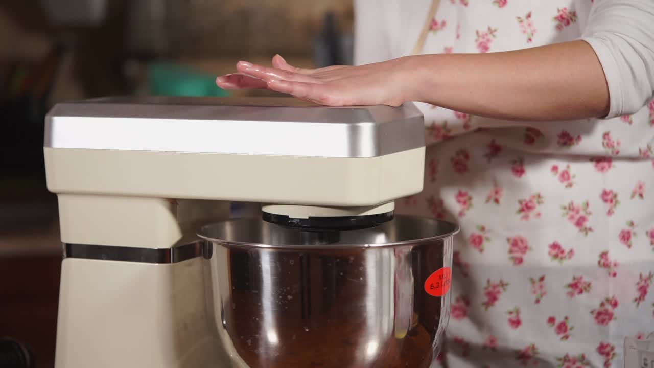 여성은 스탠드 서기를 사용합니다.