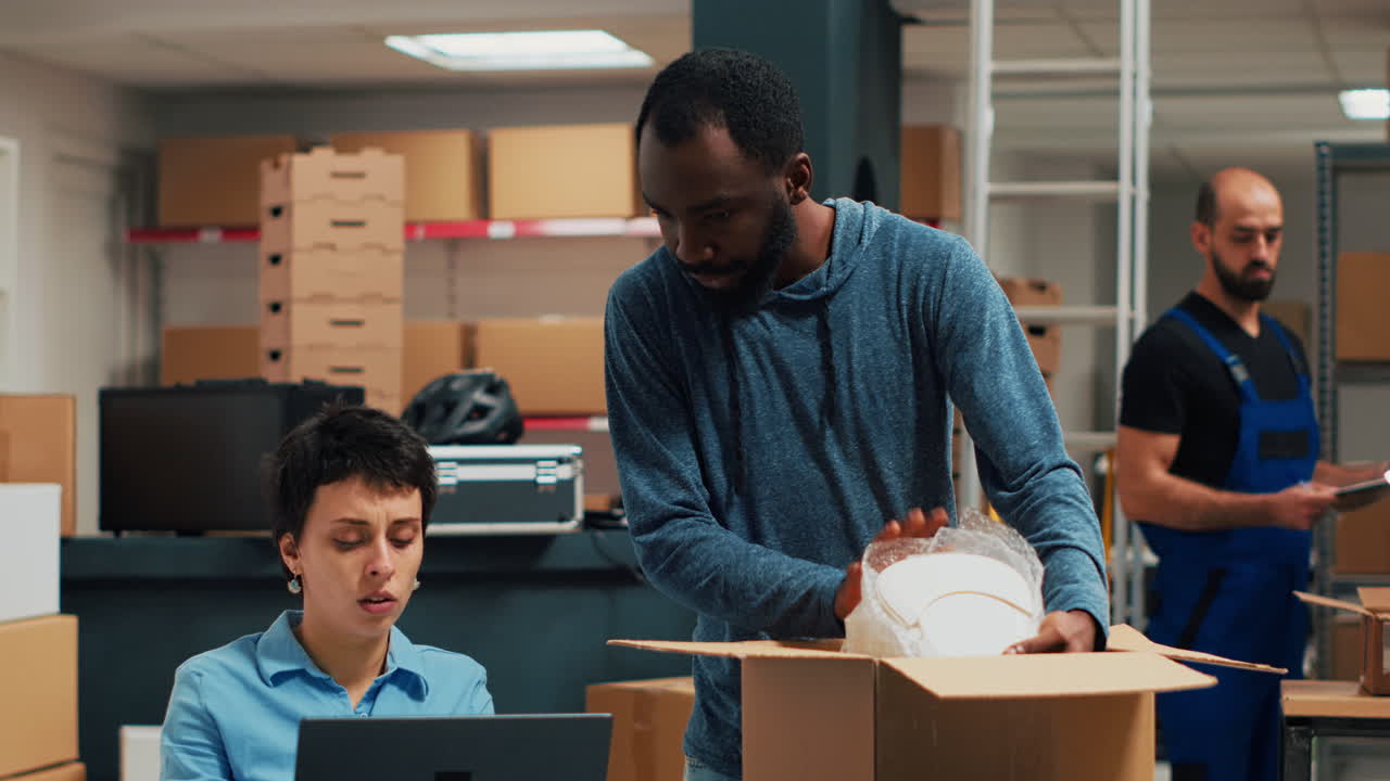 gente trabajando en un almacen