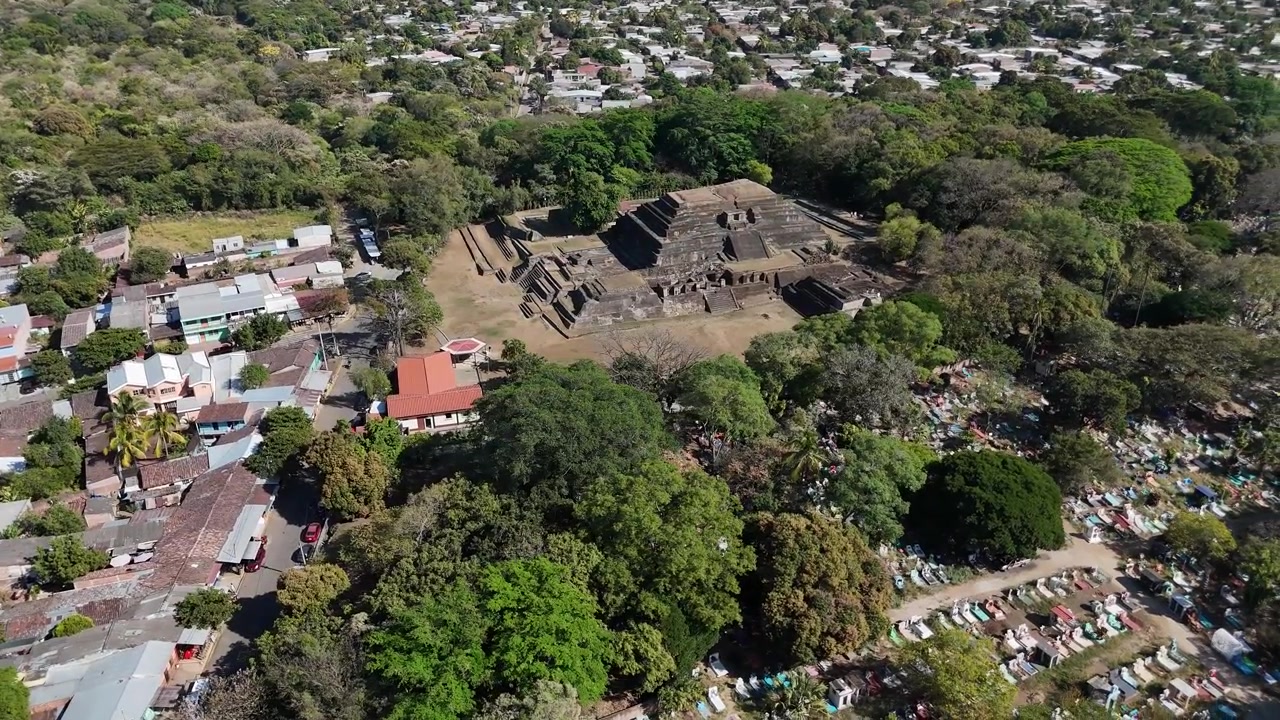 Veduta aerea dell'Antico Sito Cerimoniale Maya presso il Parco Archeologico di Tazumal a Chalchuapa, El Salvador.