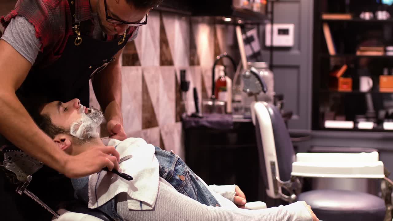 수염을  ⁇ 는 남자