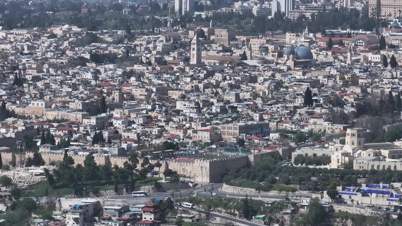 Vista dall'alto del Museo Archeologico Rockefeller, delle torri delle chiese del Quartiere Cristiano e delle antiche mura cittadine in calcare a Gerusalemme