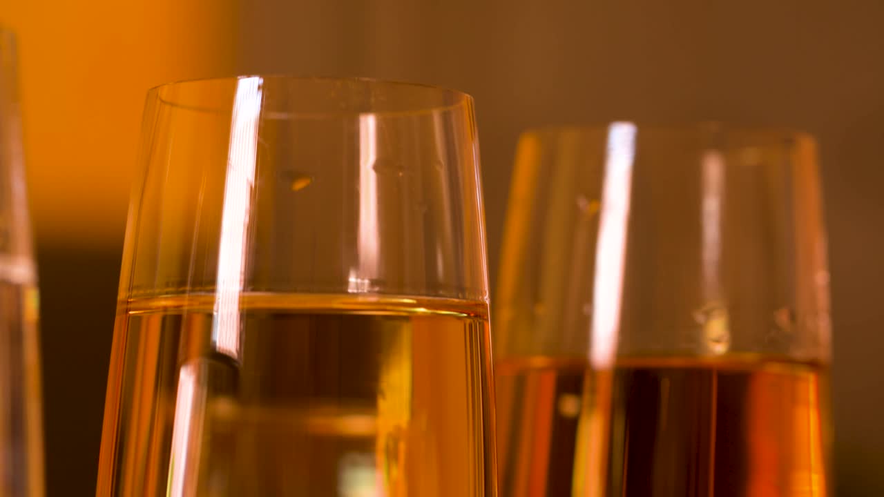 vaso de tequila con tequila servido en él