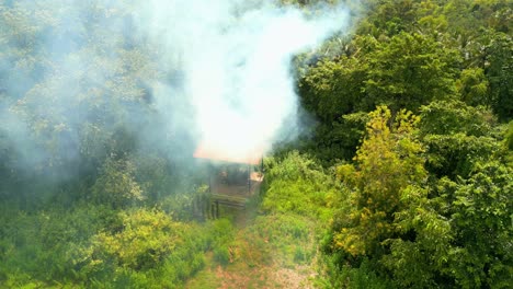 crematorios que se quedan sin leña en el bosque vista de avión no tripulado