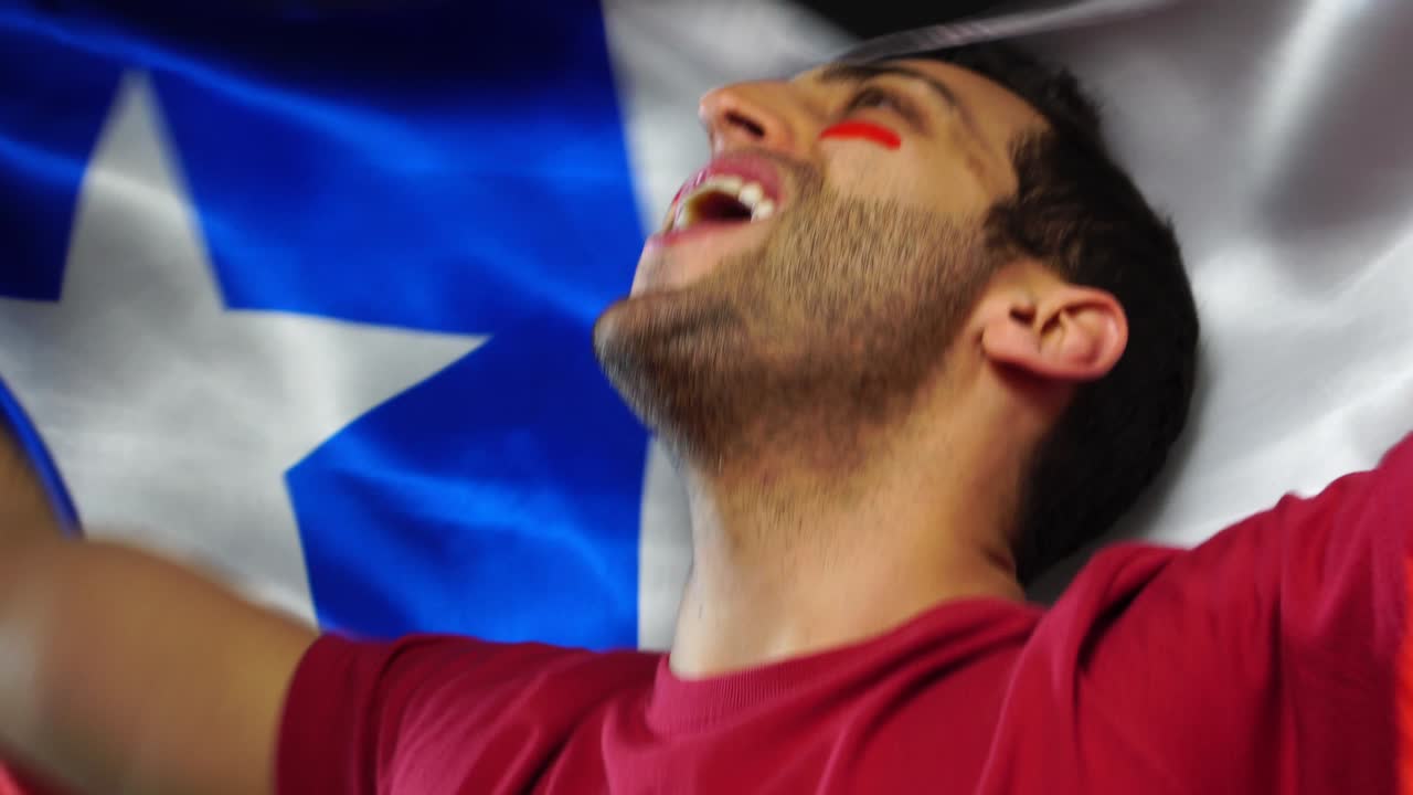 un chileño celebrando con la bandera de chile.