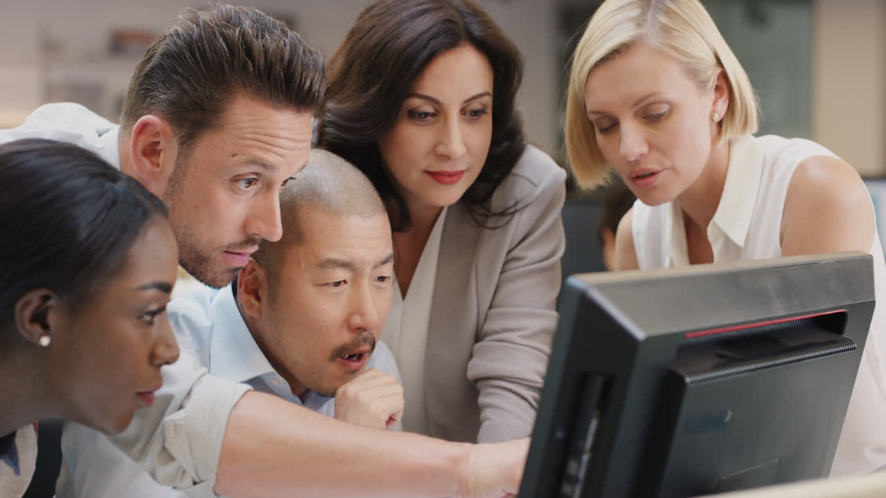 창의적인 비즈니스 팀이 현대적인 사무실에서 늦은 밤에 일하는 행복한 사람들을 만나고 다양한 성별 그룹에서 컴퓨터 터치 스크린을 사용하여 전략을 논의합니다.