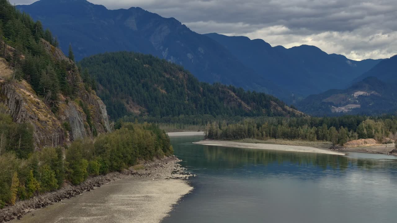el poderoso río fraser en el bosque boreal de los icónicos picos de madera cerca de hope, bc