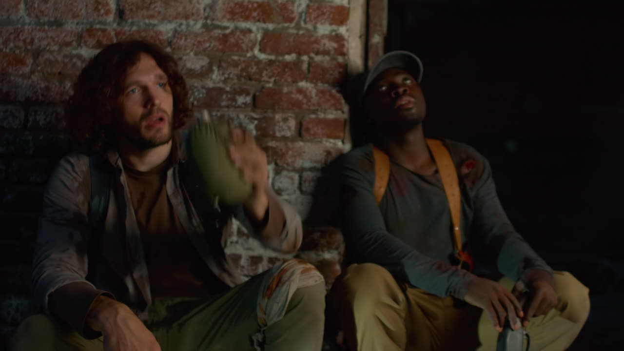 식당에서 물을 마시는 남자들